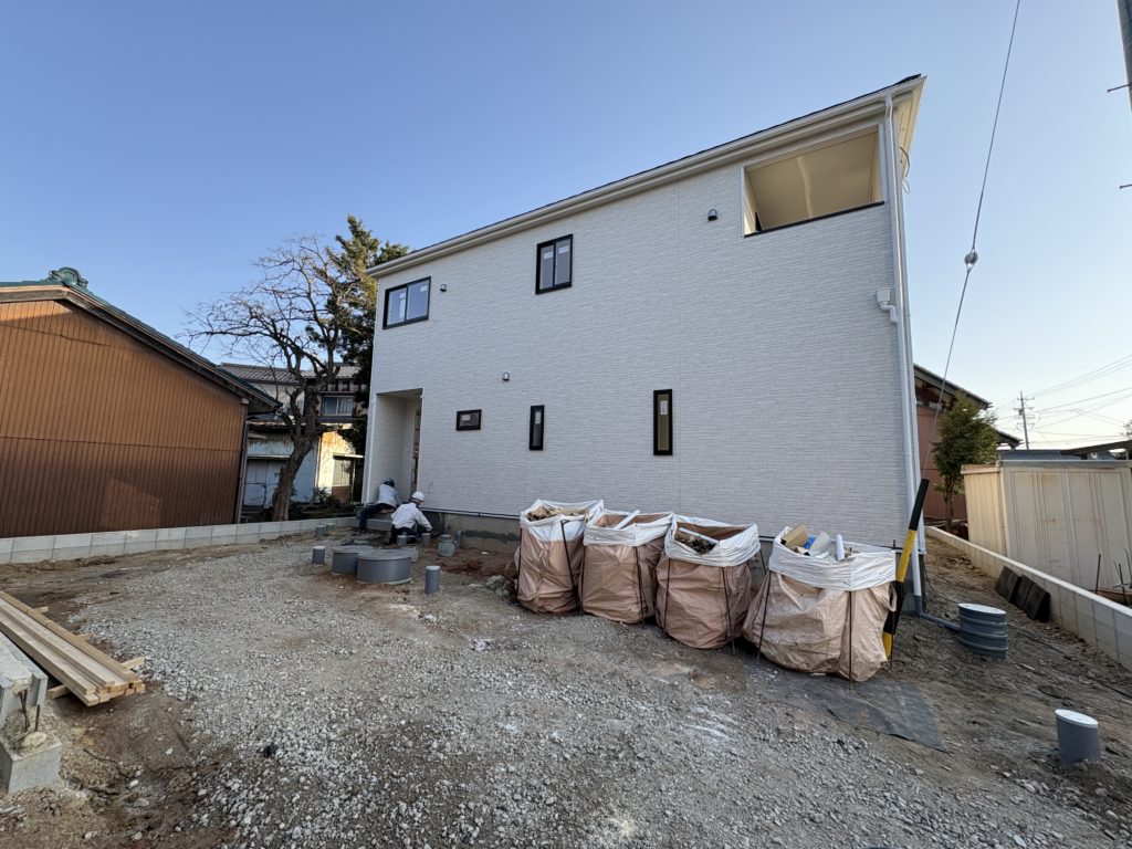 【８号棟　外観】